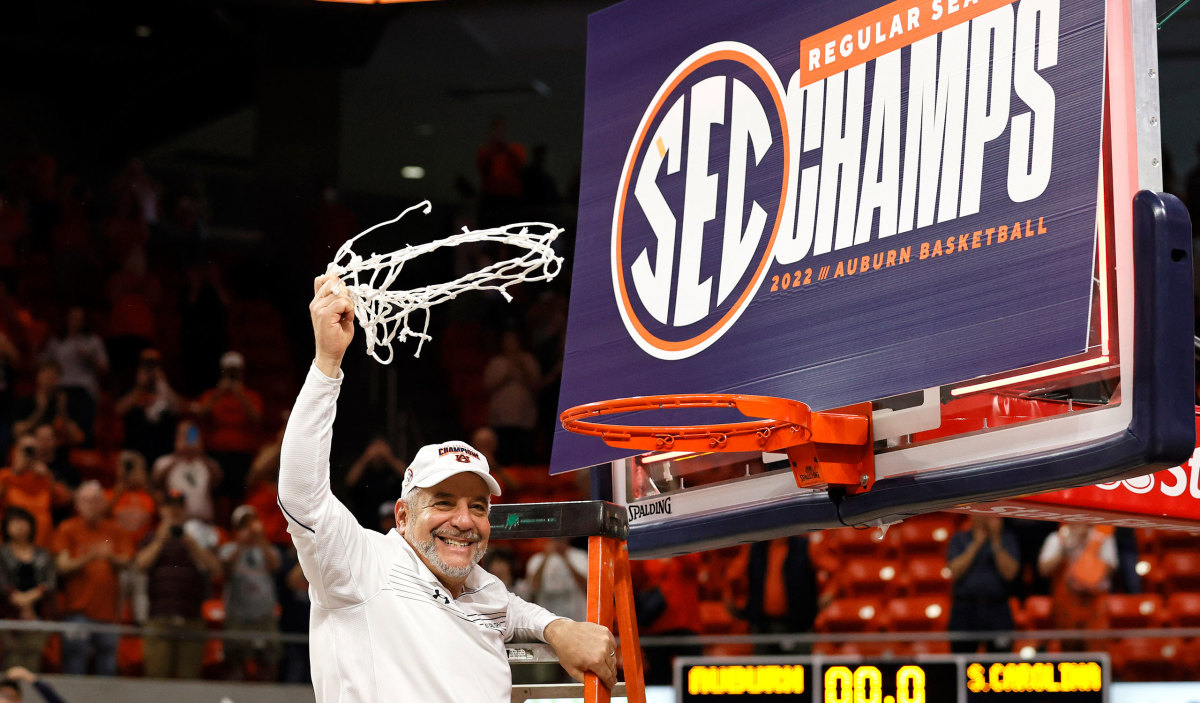 Bruce Pearl waves a net over his head